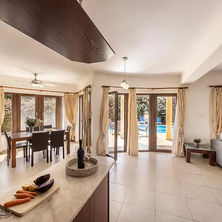 Tsikkos Pende Villa *